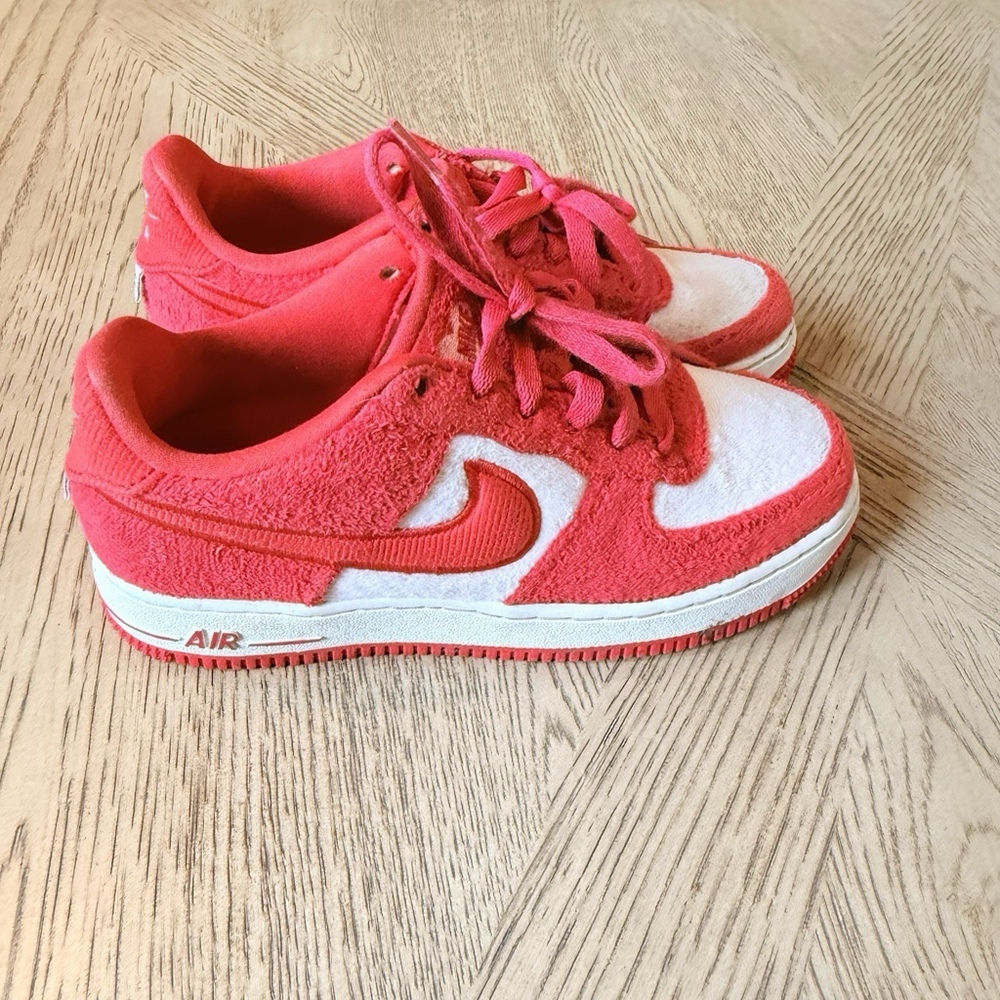 Nike Air Force 1 Big Kids' Shoes (FZ3552-612, Fire Red/White Size 4.5y